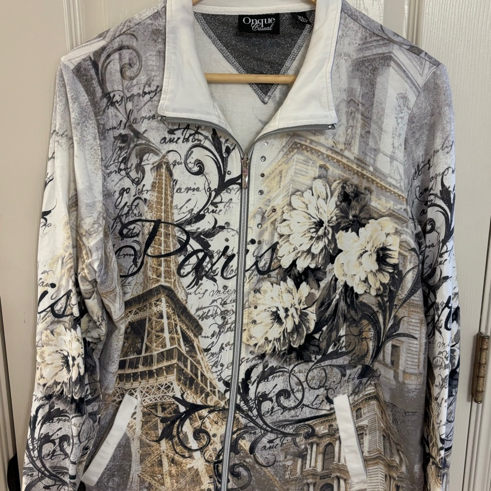 Women’s lightweight zip up jacket with pockets and rhinestones. XL